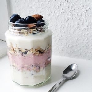 yoghurt og bær
