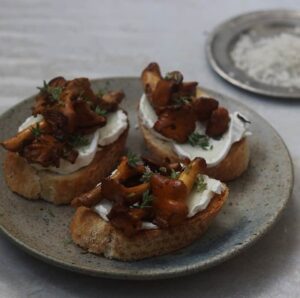 Bruchetta med svampe og gedeost