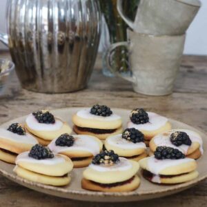 Mørdej med brombær