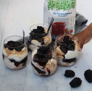 Trifli med brombærsyltetøj