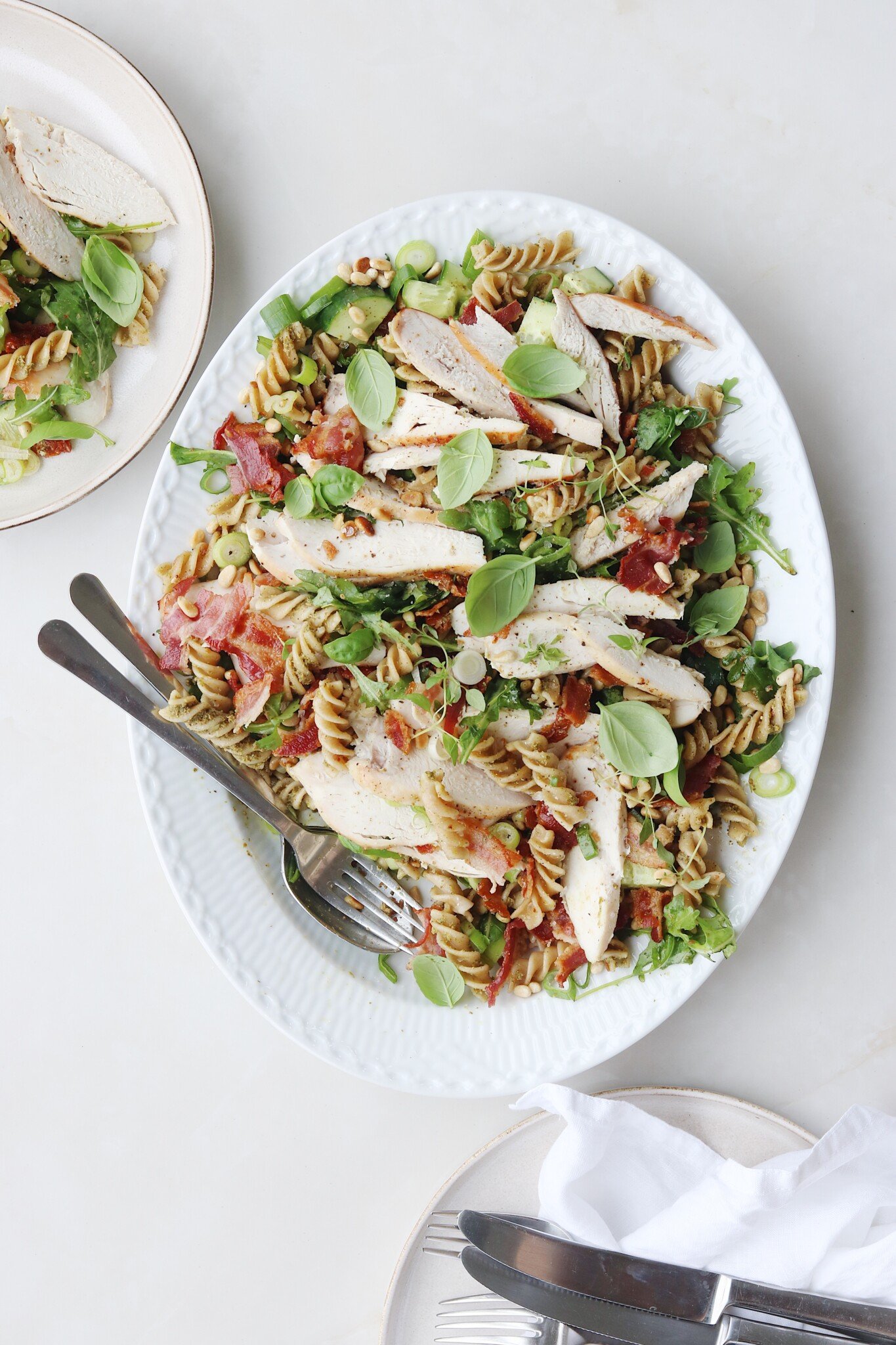 Salat med pasta og kylling