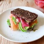 Rugbrødssandwich med laks